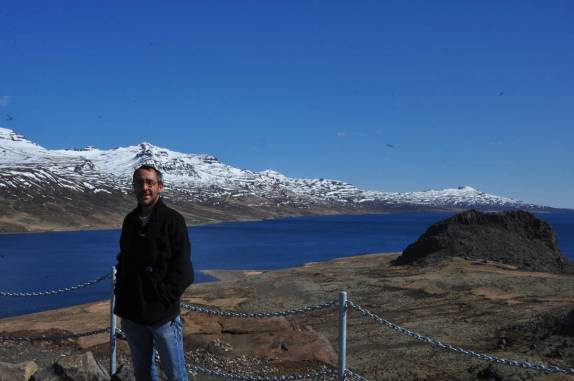 Dia ensolarado nos fiordes do leste da Islândia